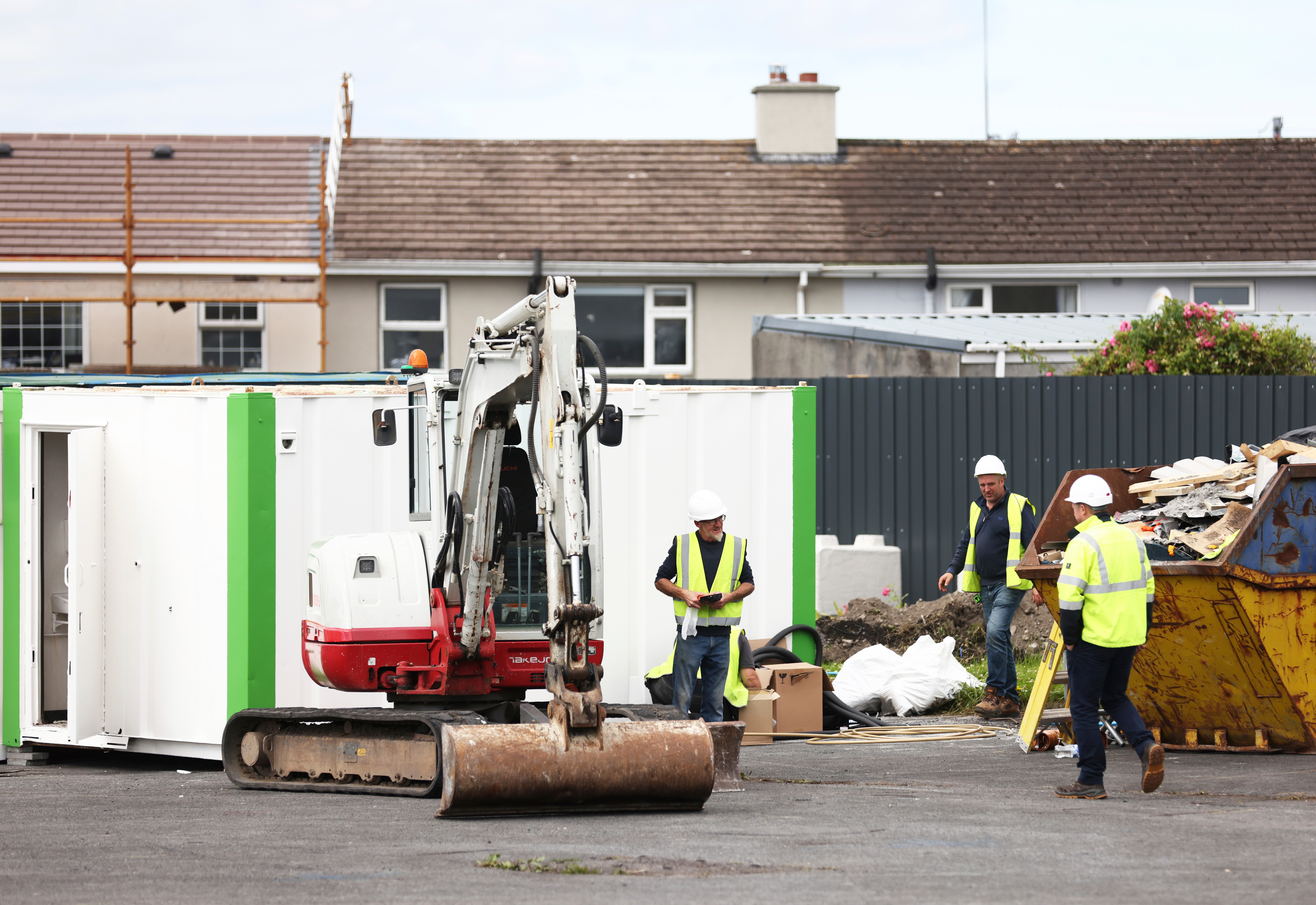 Príprava na odkrývanie priestorov, v ktorých môžu byť stovky tiel obetí